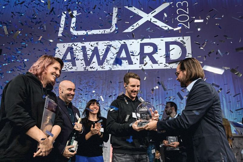 Der Chefredakteur der Maschinenmarkt-Gruppe, Benedikt Hofmann, überreicht den IUX-Award an die diesjährigen Gewinner des Unternehmens Centigrade. (Bild: Stefan Bausewein - VCG)