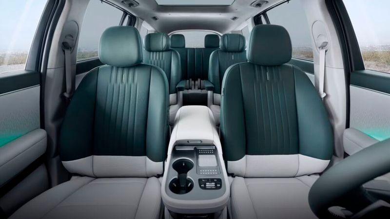 Im langen Heck findet sich immer eine dritte Sitzreihe. (Bild: Hyundai)