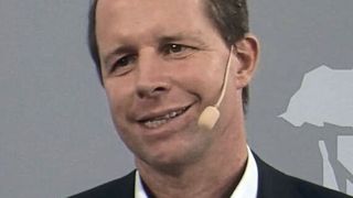 Ralf Moebus, Head of Product Management Industrial Communication erläutert auf den Lapp-Experience Days die Vorteile von Single Pair Ethernet. Er sagt: „Die neue Technologie reduziert den Anbindungsaufwand und senkt die Kosten." (Lapp)