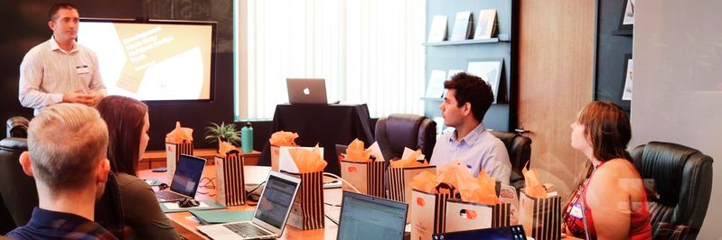 Mit dem Weiterbildungsprogramm der Hochschule Aalen soll es KMU ermöglicht werden, ihren Mitarbeitern die nötigen Kompetenzen im Bereich Automatisierung und Digitalisierung zu vermitteln.(Bild:  gemeinfrei / Unsplash)