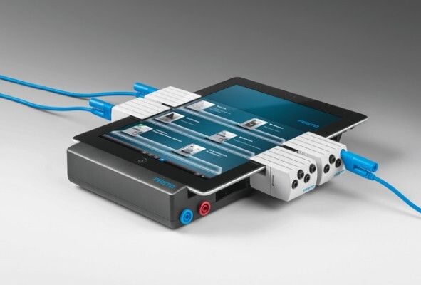 Red Dot Award 2015 - Multimediale Lernumgebung Tec2Screen von Festo: Tec2Screen schafft die logische Verbindung von virtueller und realer Anwendung und ermöglicht so ein intuitives Lernen. Durch diesen multimedialen Lernbegleiter kann der Lernende nachvollziehen, was Kontroll- und Steuerungsbefehle in einer Anlage bewirken und wie verschiedene Komponenten miteinander interagieren. Der mobile Lernbegleiter besteht aus einem Tablet, der Basiseinheit, den Connects und den Online-Kursen. (Bild: Red Dot)