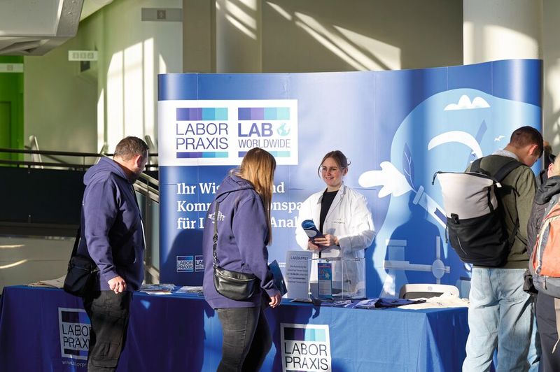 Die Besucher konnten sich auch die aktuelle Ausgabe der LABORPRAXIS mitnehmen.   Mehr Infos zu den kommenden LAB-SUPPLY-Messen finden Sie auf www.lab-supply.info (Bild: EYE AM CHRIS)