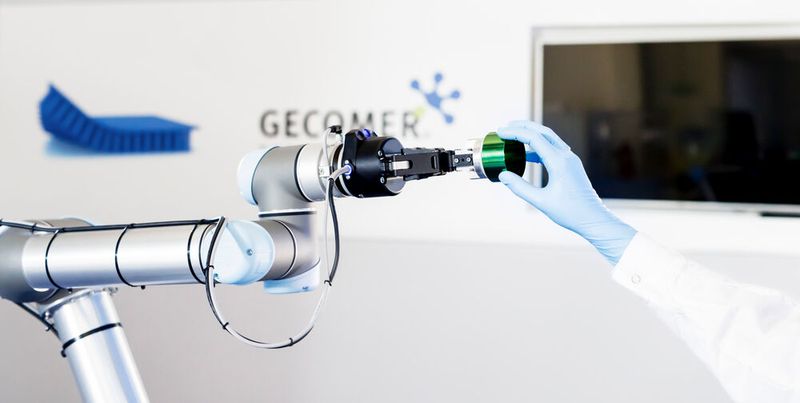 Kollaborative Roboter sind eine neue Generation von Robotern für die direkte Zusammenarbeit mit Menschen, auch ohne Sicherheitsabstand und Schutzkäfige. Wissenschaftler des INM - Leibniz-Institut für Neue Materialien präsentieren nun erstmals einen Cobot, der mit mikrostrukturierten Oberflächen für die Handhabung von Objekten ausgestattet ist. Da diese Strukturen sehr weich sind und keine scharfen Ecken oder Kanten haben, wird das Verletzungsrisiko für den Menschen weiter reduziert. Der weiche Cobot ist auf der diesjährigen Hannover Messe in Halle 5, Stand C54 (Indstrial Supply in der Surface Technology Area) zu sehen. (Bild: www.ollmann-fotografie.de)