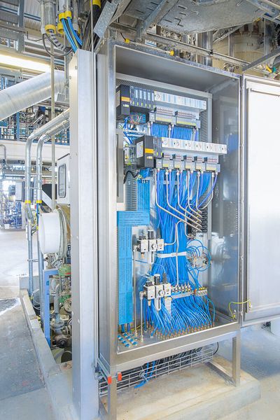 2005: IP 65/67, Ex-proof valve island: Intrinsically safe valve islands from Bürkert can be installed with high-performance I/O systems in ATEX-certified control cabinets close to the process. (Bürkert)