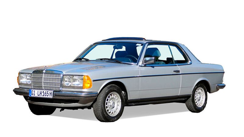 6. Preis: Die Coupé-Variante des Mercedes W123 überzeugt noch heute mit einem gediegenen Auftritt und dezenter Eleganz. Von Vorne und von Weitem kann man das Coupé leicht mit der Limousine verwechseln, so dezent sind die optischen Veränderungen. Und das, obwohl die B-Säule fehlt und der Radstand verkürzt wurde, von den Hintertüren mal ganz abgesehen. Der 230 C ist ein echter Klassiker. Er vereint Eleganz, Nutzwert und Raumgefühl, überzeugt aber gleichzeitig mit Robustheit, Zuverlässigkeit und Alltagstauglichkeit. Dieses Exemplar aus dem Jahr 1984 ist in edlem Silbermetallic lackiert, was den dezenten Auftritt noch einmal unterstreicht. Der M115 – Vergasermotor hat 2,3-Liter-Hubraum und holt aus den 4 Zylindern beeindruckende 109 PS. Gekoppelt an das 4-Gang-Automatikgetriebe sorgt das für kraftvolles und gleichzeitig entspanntes Vorankommen, wenn es sein muss, bis zur Höchstgeschwindigkeit von 175 km/h. Gespendet von Rames Kussebi- (Bild: Oldtimerspendenaktion)