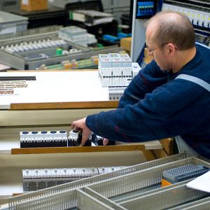 Montage mit Stückliste: Welches Bauteil wohin gehört, steht zurzeit noch auf Papier. Bald projiziert ein Beamer jedes Teil direkt auf den Schaltschrank. 