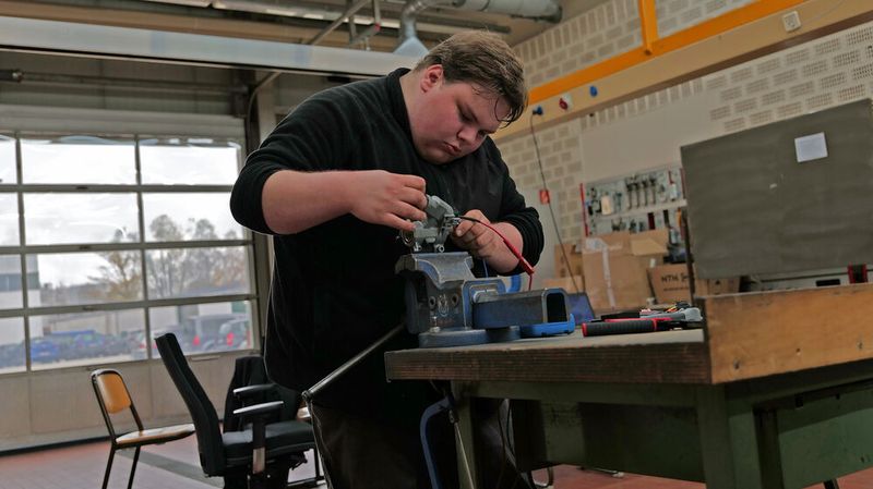 Malte Storr bei der Überprüfung eines Zündschlosses. (Bild: Schmidt - VCG)