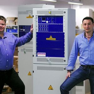 Frank Jung, Werksleiter Anlagentechnik (links) und Andreas Brandhorst, Fertigungsleiter Anlagentechnik, setzen die Wago Reihenklemmen Topjob S seit Jahren bei RP-Technik ein.