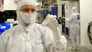 Optikhalbleiterherstellung bei Zeiss. Auf dem Mobile World Congress 2017 in Barcelona haben der Optik-Spezialist und die Deutsche Telekom ihre Zusammenarbeit bei der Entwicklung von Smart Glasses und Augmented-Reality-Applikationen bekanntgegeben. (Zeiss)