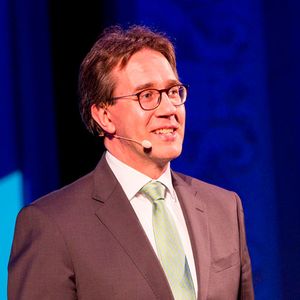 Die Preise vergaben Andreas Biehler, Leiter Entwicklung Vertriebswege und Kundenbeziehungen,...(Foto:  BMW)