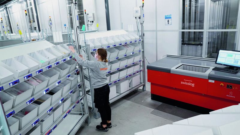 Bei Arvato in Gennep ist an jedem Port ein Multi-Order-Pickplatz mit 120 Put-to-Light-Regalen installiert, was aufgrund der Auftragsstruktur mit vielen A-Artikeln und nur drei bis vier Artikeln pro Auftrag eine sehr effiziente Kommissionierung darstellt. 