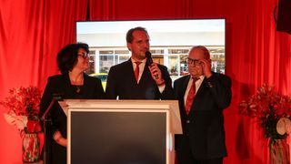 Während der Jubiläumsfeier: Seniorchef Josef Blöchl, Tochter Silvia Blöchl und Enkel Florian Geier. (Bild: Diehl – VCG)