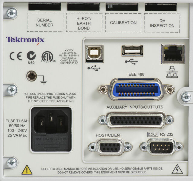 Vielfältige Anbindungen an die Außenwelt: USB, Ethernet, RS-232. Dabei ist GPIB optional. Flash-Speicher für lange Aufzeichnungen und On-Bord-Speicher sind ebenfalls vorhanden. (Tektronix)