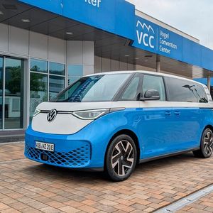 Wie alle aktuellen Retromodelle ist er dabei natürlich viel größer und wuchtiger als die Vorbilder. Zum Verglech: Der T1 war mit 4,28 gerade einmal so lang wie heute ein VW ID 3.(Bild:  Rosenow – VCG)