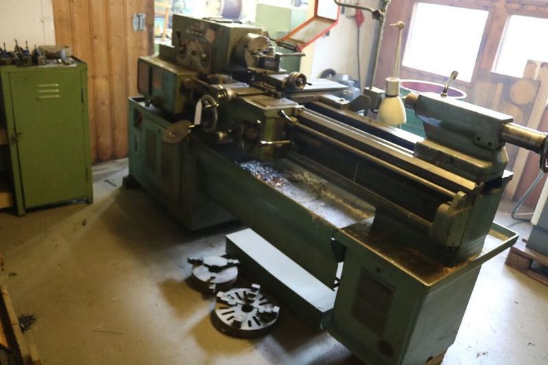 Wer zu seinen Schleifmaschinen auch noch eine günstige Drehmaschine braucht, kann gleich noch bei dieser TOS SV 18 RA mitbieten, die eine Leit- und Zugspineldrehmaschine darstellt. (Surplex)