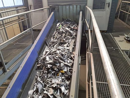 Vorzerkleinerte Profile als Aufgabegut, bevor sie in dem Rotorshredder landen. Vorzerkleinerte Profile als Aufgabegut, bevor sie in dem Rotorshredder landen.