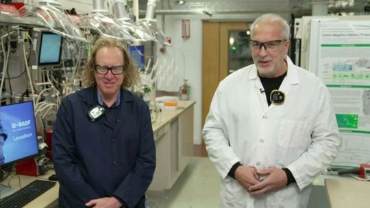 Sie arbeiten daran, Industrieabgase mithilfe von Bakterien zu Rohstoffen für die Chemieindustrie umzusetzen: Dr. Sean Simpson (l.), Chief Scientific Officer & Co-Founder von Lanza Tech, und Prof. Michael Helmut Kopf, Director Alternative Fermentation Platforms(Bild:  BASF)