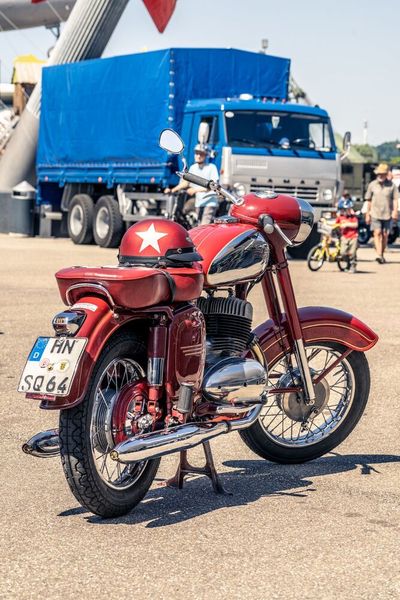Die Jawa 350 Typ 354 aus der Tschechoslowakei verfügt über einen Zweitakt-Zweizylindermotor und 344 cm³ Hubraum und wurde von 1954 bis 1964 hergestellt. Die Ausführung mit Einzylindermotor und 248 cm³ Hubraum trug die Modellnummer 353. Mit leichten Modifikationen und geänderten Modellnummern wurde die Baureihe noch bis 1974 produziert. (Bild: Technikmuseum)