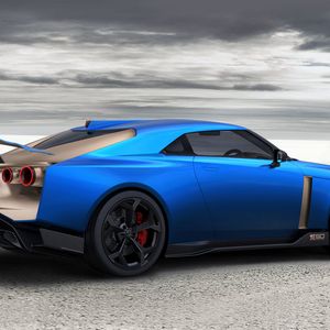 Der GT-R50 basiert auf der Top-Version GT-R Nismo, verfügt über goldene Elemente, breitere Radhäuser, 21 Zoll große Räder und ein um 5,5 Zentimeter abgesenktes Dach.(Bild:  Nissan)