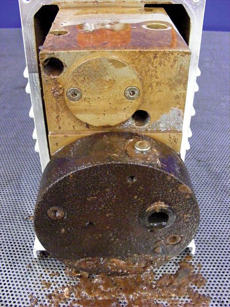 Bild 1: Stark verrostete Drehschieberpumpe, hervorgerufen durch Betrieb ohne Gasballast. (Pfeiffer Vacuum)