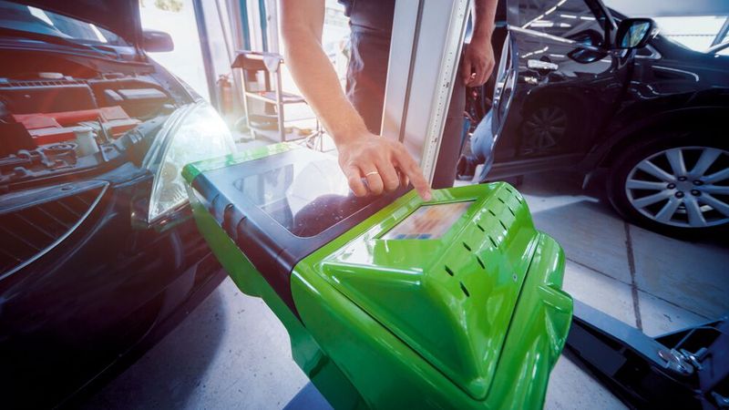 Ein Scheinwerferprüfplatz für die HU muss strengen Vorschriften genügen. Wie ein SEP beschaffen sein muss, regelt nach wie vor eine fast 40 Jahre alte Vorschrift – und das mittlerweile mehr schlecht als recht. Abhilfe soll die längst überfällige neue „Gereäterichtlinie“ schaffen.(Bild:  © romaset - stock.adobe.com)