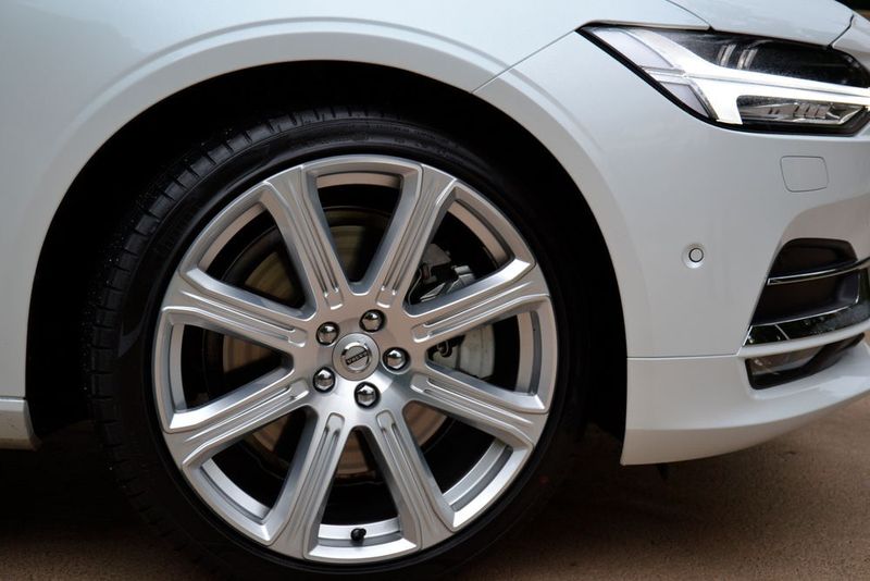 Von ihrer schönsten Seite präsentieren sich auch die optionalen 20-Zoll-8-Speichen-Aluräder.  Wer sie haben möchte, muss jedoch 1.790 Euro Aufpreis zahlen. (Michel / »kfz-betrieb«)