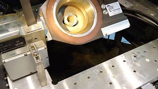 Bild 1: Drahterosive Herstellung einer Extrusionsdüse. Bild: ITS (Archiv: Vogel Business Media)