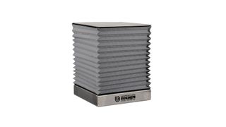 Die Hebebühne Lift 240 ermöglicht sicheres Arbeiten im beengten Laborabzug.  (Bild: Bochem Instrumente)