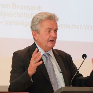 vbw-Hauptgeschäftsführer Bertram Brossardt. „Die Chancen der neuen Technologien sind groß und die Risiken nach bisherigem Stand beherrschbar. In vielen Bereichen bergen die Neuentwicklungen sogar das Potenzial, eine Gefährdung für Menschen und Sachen im Vergleich zum Status Quo zu verringern.“