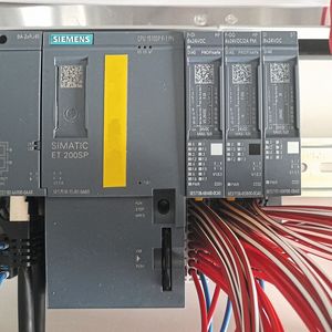 Die ET 200SP weist eine Verwandtschaft zur S7-1500 auf. (Bild:  VCG)