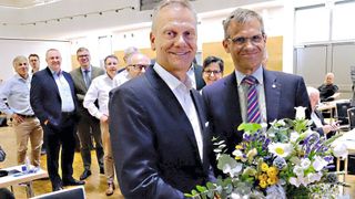 ZDK-Hauptgeschäftsführer Dr. Kurt-Christian Scheel (r.) gratuliert dem neuen ZDK-Präsident Arne Joswig. (Bild: Zietz -VCG)