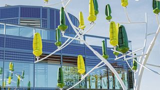 All-Electric-Society-Park: Seit September 2023 ist entlang der Zufahrt zu Phoenix Contact am Standort in Blomberg auf rund 7600 m² ein Park öffentlich zugänglich, der das Zukunftsbild der All Electric Society für alle erlebbar machen soll und verständlich erklärt. (Bild: Phoenix Contact)