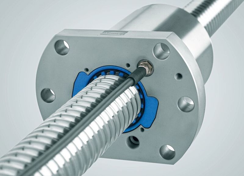 Die von August Steinmeyer entwickelte Technik der Zustandsüberwachung eines Kugelgewindebetriebs zielt darauf ab, die Vorspannung der Mutter auf der Spindelwelle durchgehend zu überwachen. (August Steinmeyer GmbH & Co. KG)