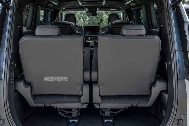 Die 2+1-Sitzreihe lässt allerdings den Gepäckraum massiv schrumpfen. (Bild: Lexus)