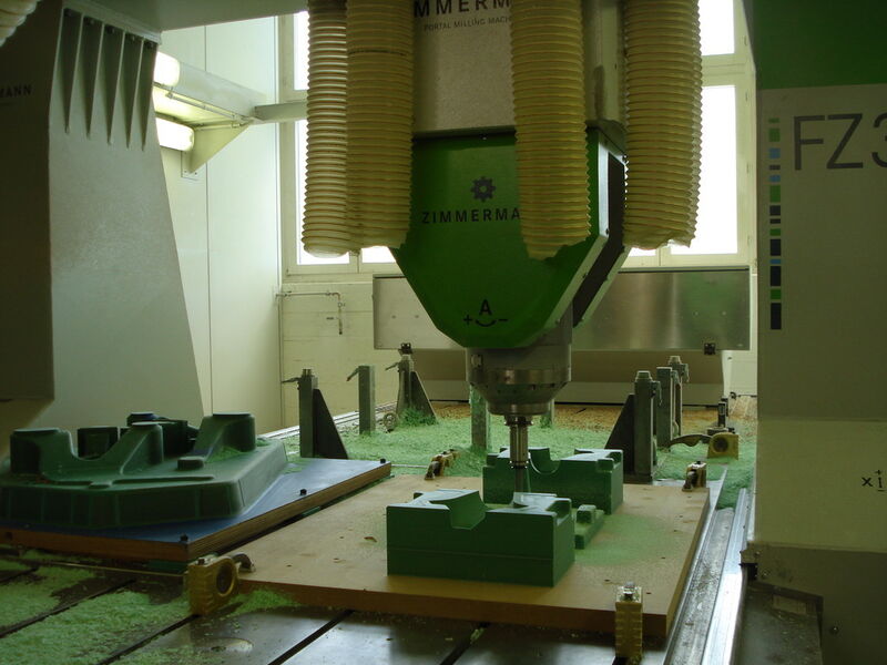 Zwei solcher Fünf-Achs-Fräsmaschinen stehen in Emmenbrücke für die Herstellung von Modellen im Einsatz. (Bild: SMM)