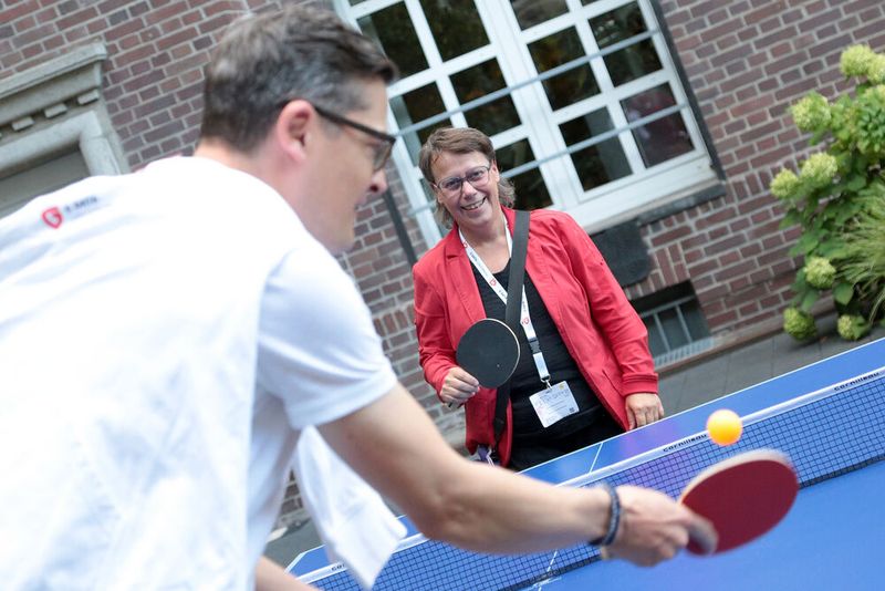 Maik Thoman (G Data) und Dr. Christina Reinhardt beim Tischtennis spielen. (Bild: G Data CyberDefense)