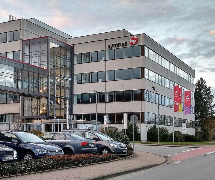 Platz 14: Symrise mit 3,408 Milliarden Euro Jahresumsatz im Geschäftsjahr 2019 (Eingangsbereich der Symrise AG (2017) / Wikifreund / CC BY-SA 4.0)