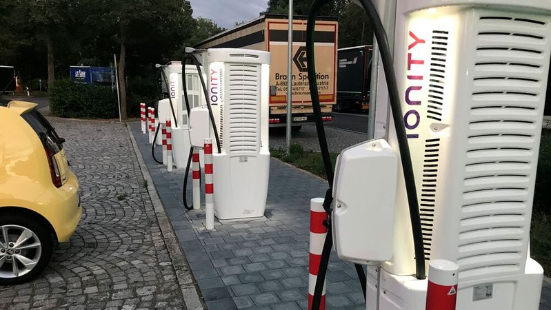 Die Zahl der Schnellladesäulen soll quer durch Deutschland schnell steigen – auch mithilfe von Fördermaßnahmen.(Bild:  Grimm/»kfz-betrieb«)