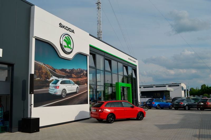 ... oder die „Communication Wall“ mit den Produktneuheiten und die weiße Fassade. (Bild: Grimm/»kfz-betrieb«)