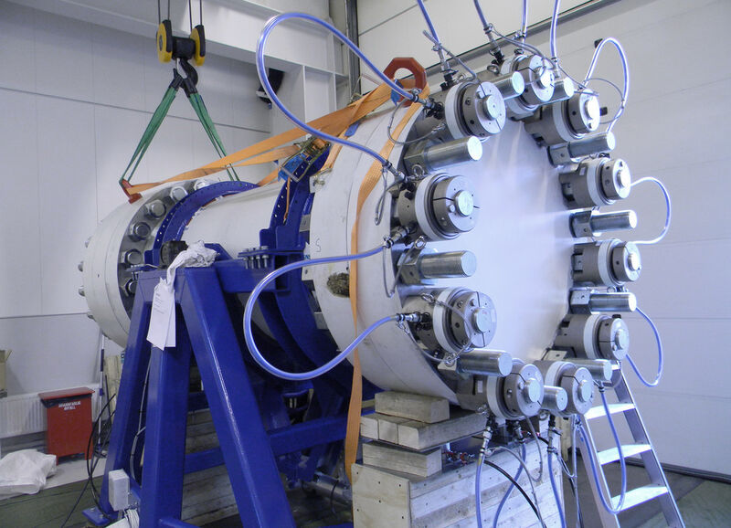 Das Bild zeigt einen Druckbehälter im Siemens-Druck-Testlabor in Trondheim, Norwegen. Siemens-Forscher testen in solchen Behältern Komponenten für Tiefsee- Stromnetze wie etwa Elemente für Schaltanlagen, indem sie diese einem Druck aussetzen, der dem Druck in 3.000 Metern Wassertiefe entspricht. (Siemens)
