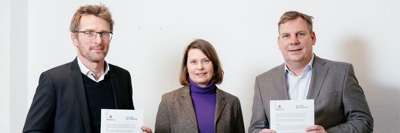 Prof. Dr. Micha Teuscher, Präsident der HAW Hamburg und die Vertreter der Freien und Hansestadt Hamburg:  Julia Sprei, Geschäftsführerin des Zentrums für Aus- und Fortbildung, und Volker Wiedemann, Leiter des Personalamtes, unterzeichneten am 8. Februar 2023 den Vertrag zum gemeinsamen dualen Studiengang eGovernment 