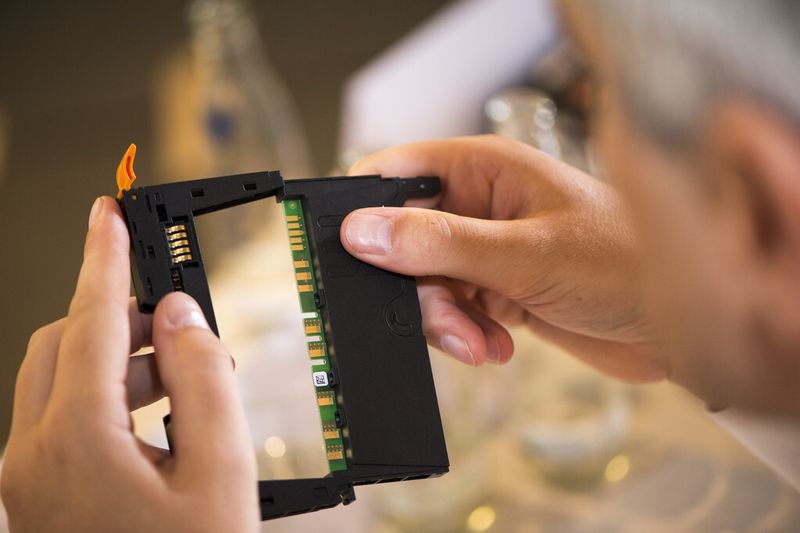 Dann kann die Elektronik einfach herausgezogen werden... (Bild: Hangen)