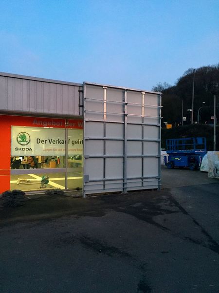 Das bisher farblich neutrale Gebäude musste gemäß der Skoda-CI umgestaltet werden. (Bild:Scheider)