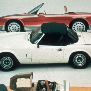 Wie unschwer zu erkennen ist, dienten englische Roadster, bzw. wie hier ein Triumph Spitfire, als Layout-Vorlage für den neuen Mazda-Roadster. Optisch und erst recht technisch unterscheidet sich der Japaner jedoch deutlich von seinem/seinen Vorbild(ern).(Bild:  Mazda)