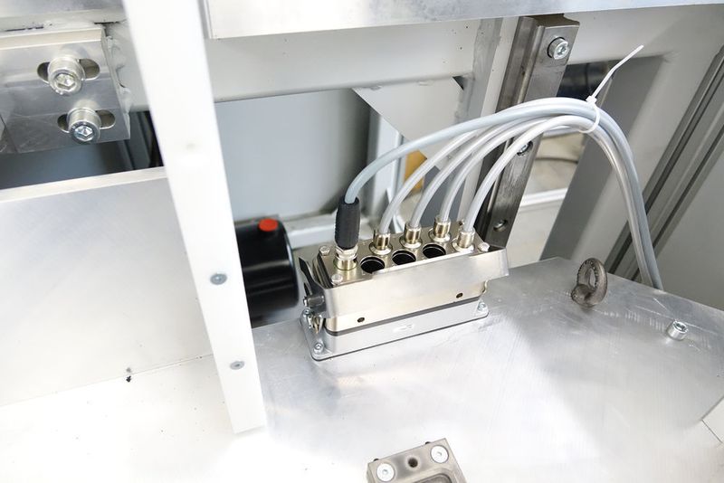 Die Wechselplatte wird über den individuell konfigurierbaren Eisele-Industriestecker mit der Maschine verbunden (Steinbeis ALP)