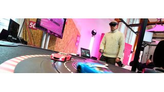 Vom Spiel zum industriellen Einsatz: 5G-fähige Augmented-Reality-Brillen werden künftig Monteure beim Zusammenbau von Maschinen unterstützen.  (Bild: Deutsche Telekom)