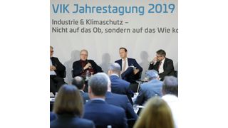 Podiumsdiskussion Versorgungssicherheit trotz Kohleausstieg. Teilnehmer von links nach rechts: Joachim Vanzetta (Amprion), Achim Zerres (Bundesnetzagentur), Dr. Uwe Liebelt (BASF), Prof Dr. Marc Bettzüge (EWI), Moderator Klaus Stratmann (Handelsblatt) (Jens Schicke)