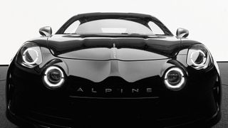 Ein Exemplar des Alpine A110 wurde speziell in Schwarz-Weiß-Optik gestaltet, monochromatisch eben. (Bild: Mathieu Cesar)