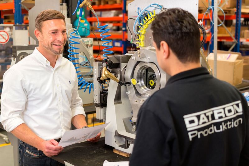 Innovationskraft ist eine Team-Leistung: Als mehrfach ausgezeichnetes mittelständisches Maschinenbauunternehmen, wird bei Datron viel Wert darauf gelegt, dass sich die Mitarbeiter wohl fühlen und individuell gefördert werden. (Datron)