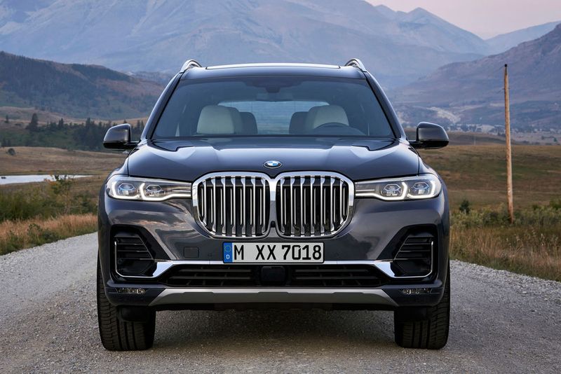 Der X7 verfügt auch über einen Lenk- und Spurhalteassistenten. (BMW)